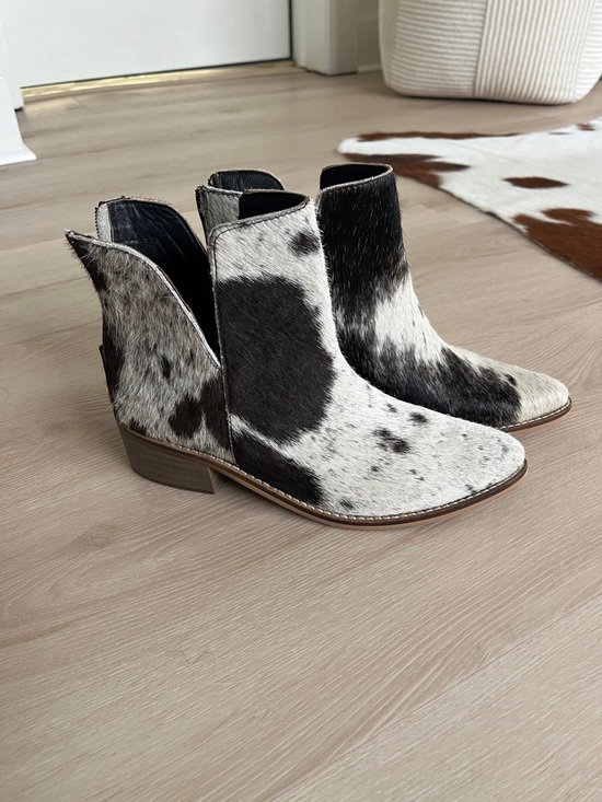 MYRA Shoes - MYRA Cowhide Chelsea Ankle Boots in Brown and White